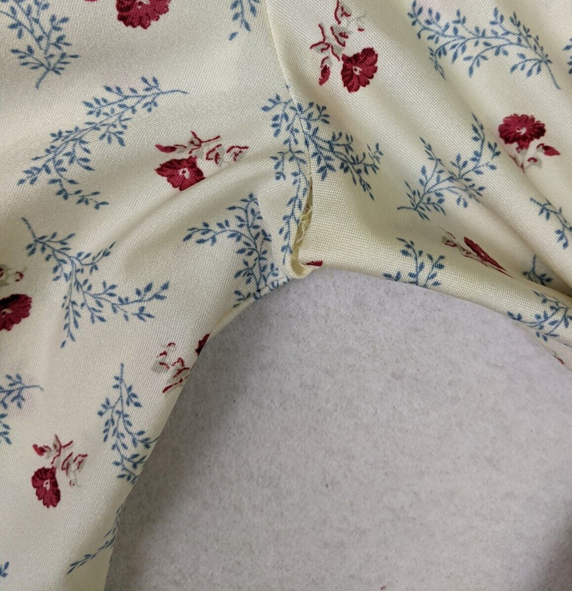 VINTAGE 70s WOMEN’S CREAM FLORAL PRINT NYLON TOP – SHIP’N SHORE – SIZE 14