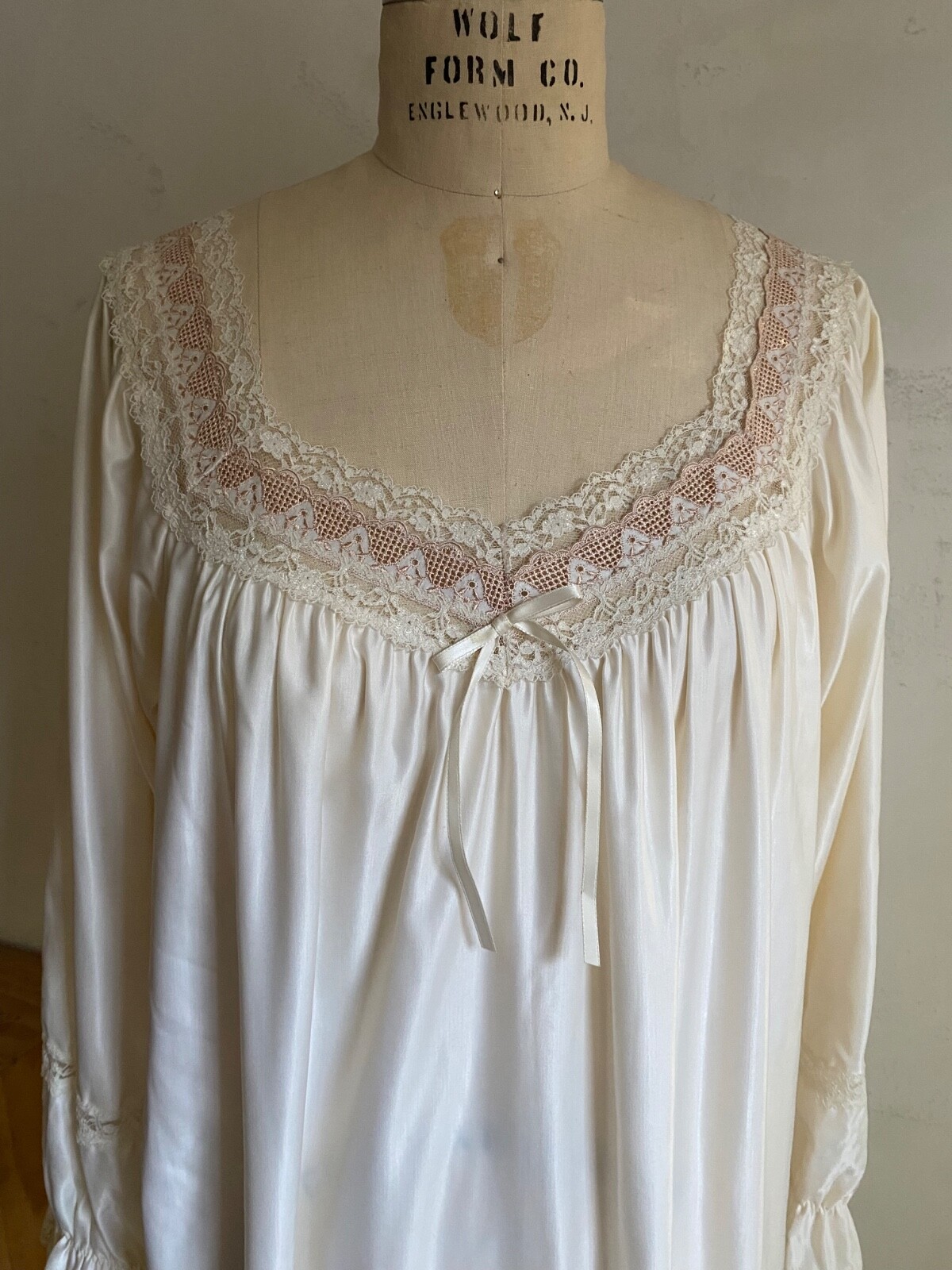 NWT ~ Vintage Juli of Slumbertog’s Satin Lace Long Sleeve Nightgown Large ~ USA