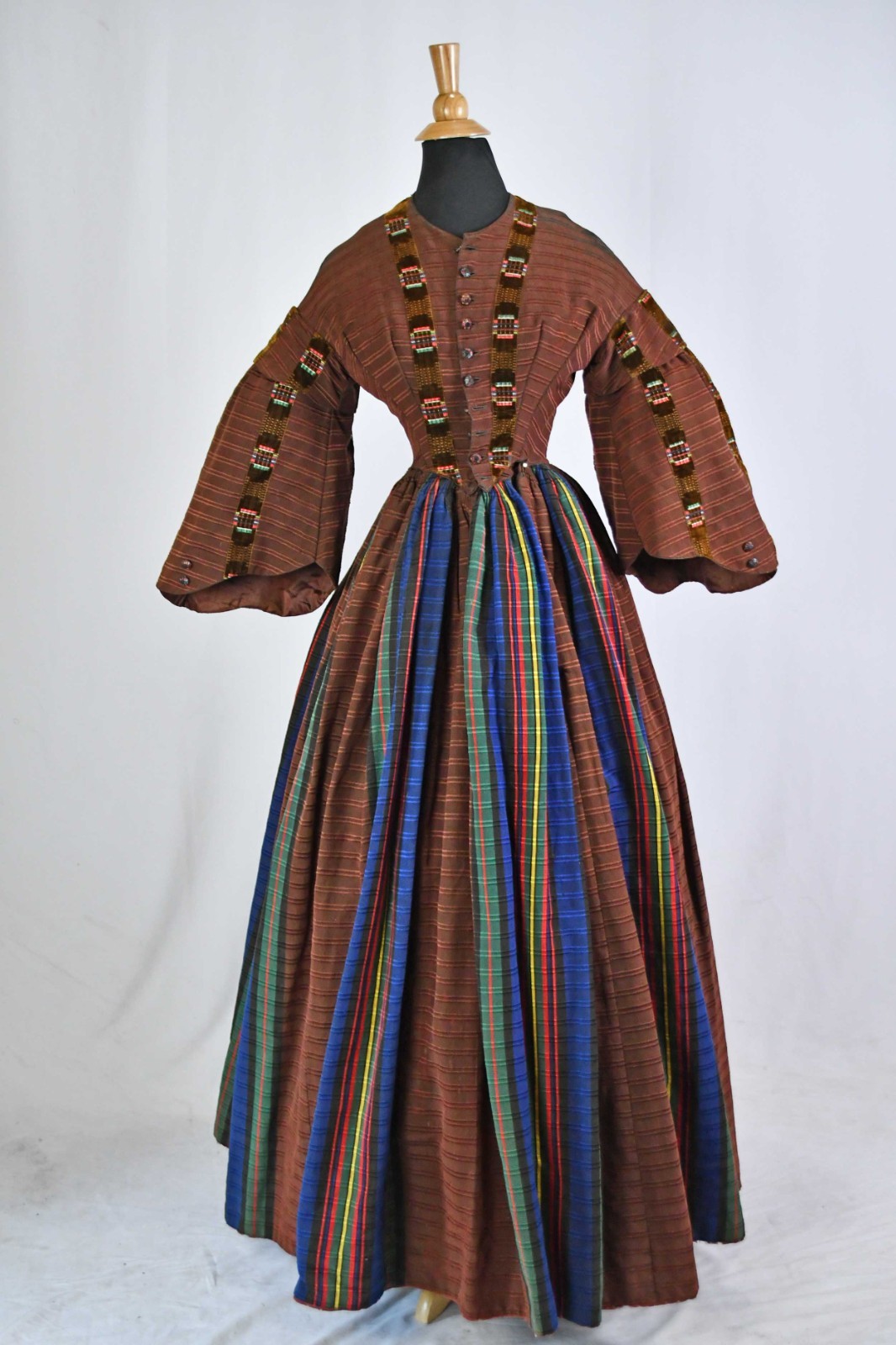 VICTORIAN LADIES DAY DRESS WITH WIDE PAGODA SLEEVES, c.1850’s