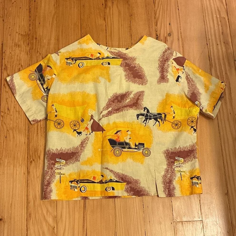 Vintage 1950s Novelty Print Short Sleeve Button-Front Top with Carriage Motif
