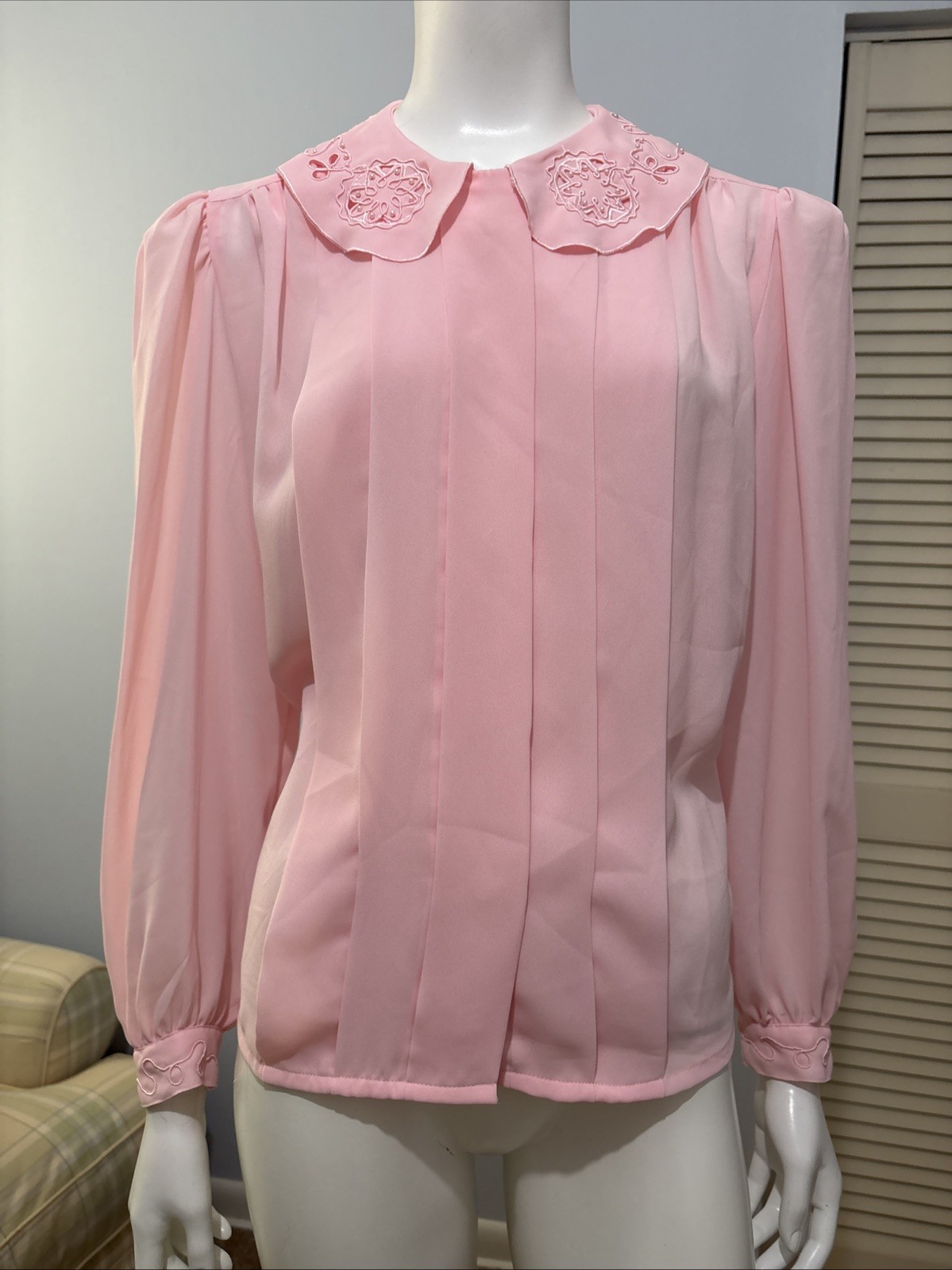 Gorgeous Vtg Kirsten Grey Pink embroidered Pleated Faux Pearls Blouse Sz 8
