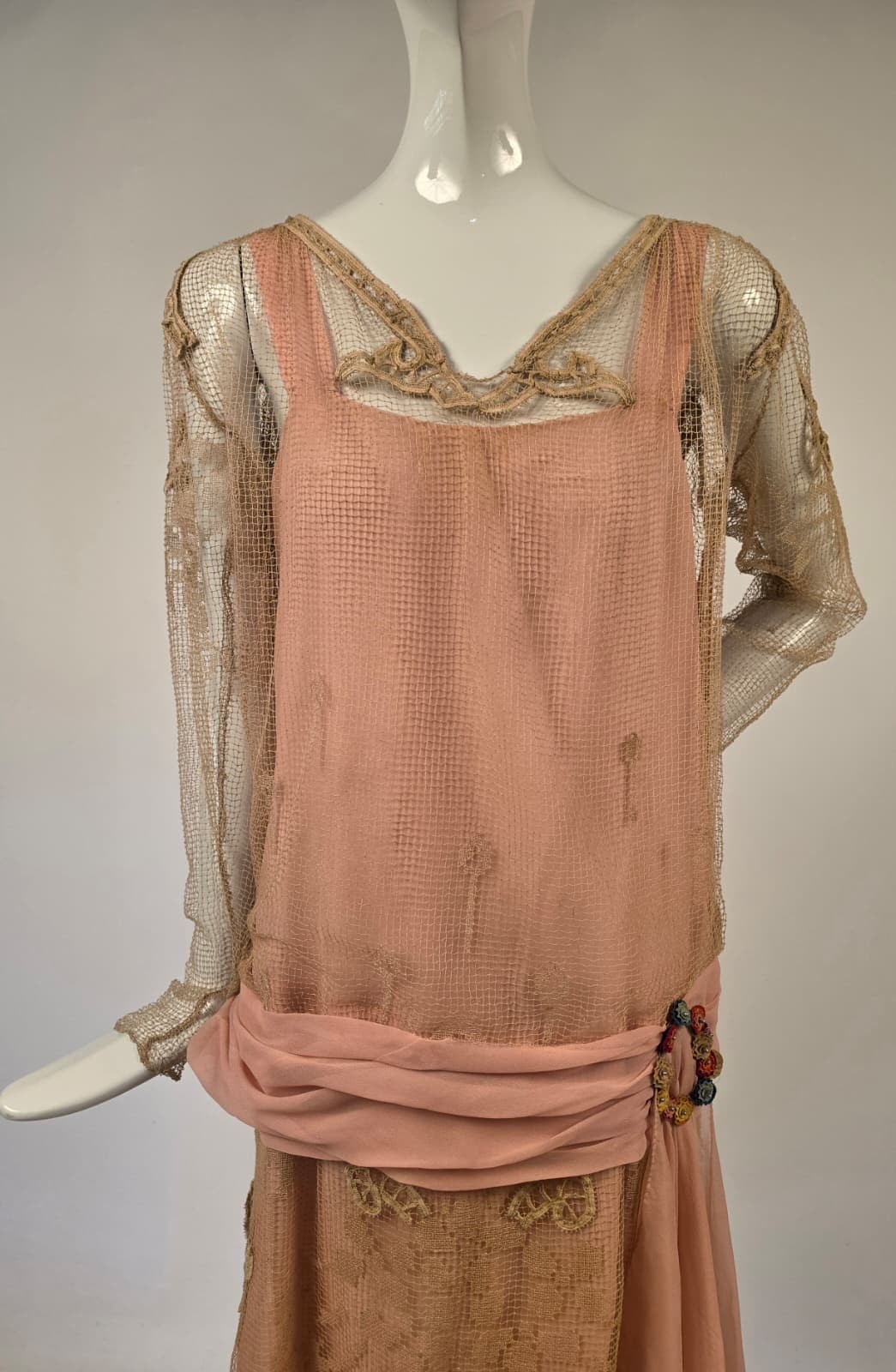 1920’S ECRU LACE DRESS W FLORAL WREATH TRIMMED SIDE + CHIFFON TAILS