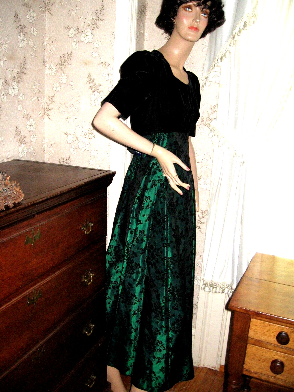 LOVELYVINTAGE SOUTHEASTERN IRIDESCENT GREEN/BLACK VELVET FLOCKED BROCADE DRESS-6
