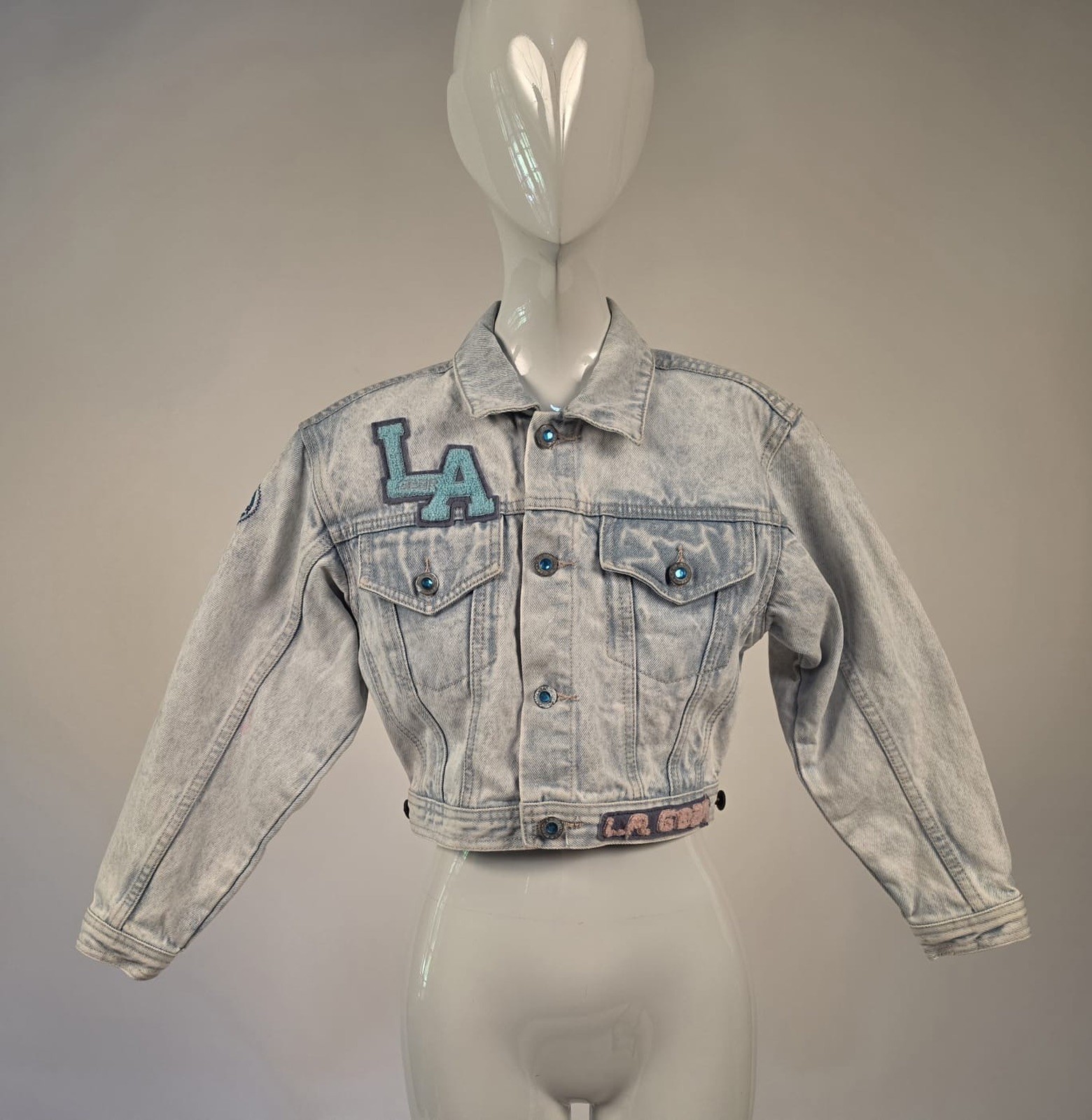 VINTAGE EARLY 1990’S LA GEAR ACID WASHED CROP DENIM JACKET W JEWEL LOGO BUTTONS