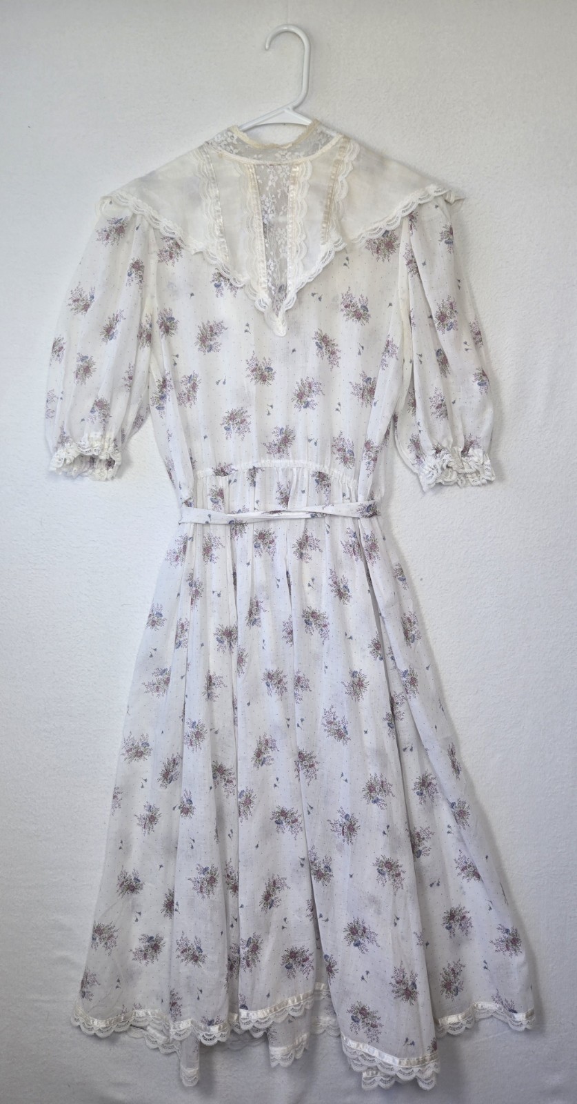 VINTAGE Gunne Sax Jessica Prairie Floral Print White Dress With Eyelet Lace Trim