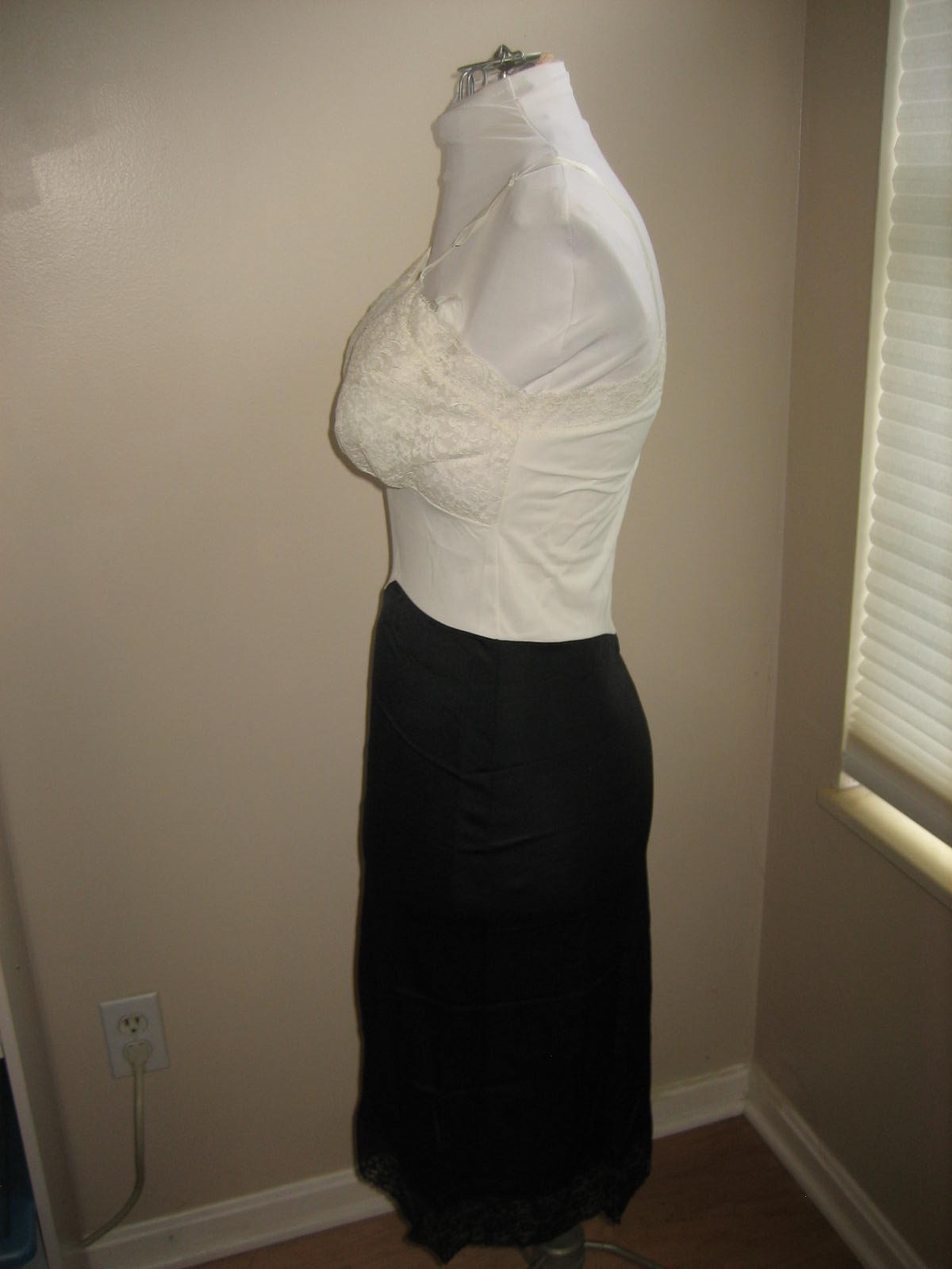 Vintage VAN RAALTE Nylon White Lace Bodice Black Skirt Full Slip – Size 34 USA