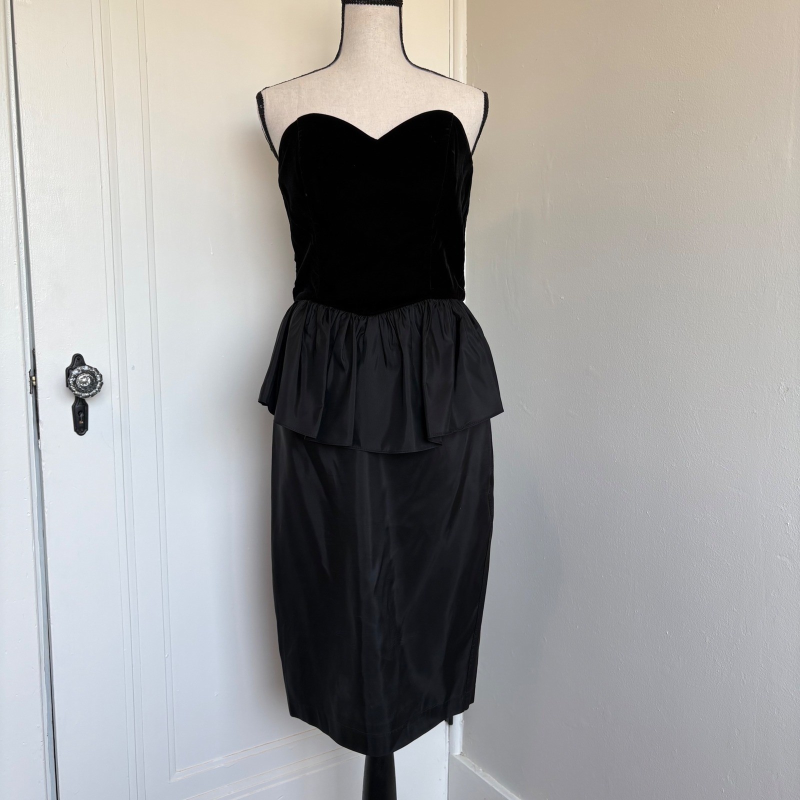 Vintage 80s Black Velvet Peplum Strapless Cocktail Dress Sweetheart Midi