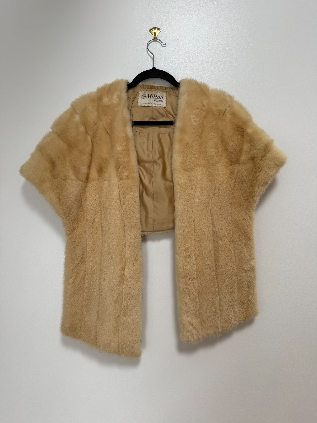 Vintage 1960s honey-blonde/pastel mink fur stole capelet labeled by „Milton Furs