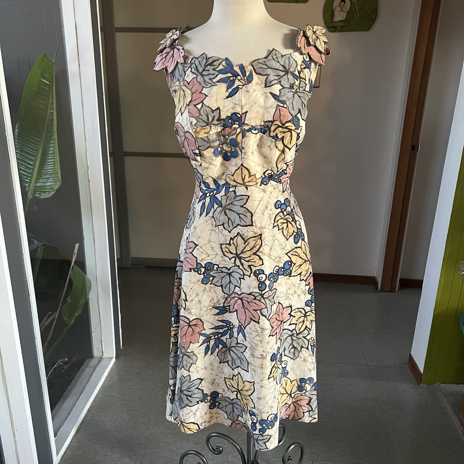 1950s Vintage Pauline Lake Volup Silk Hawaiian Dress With 3D Flower Neckline 36w