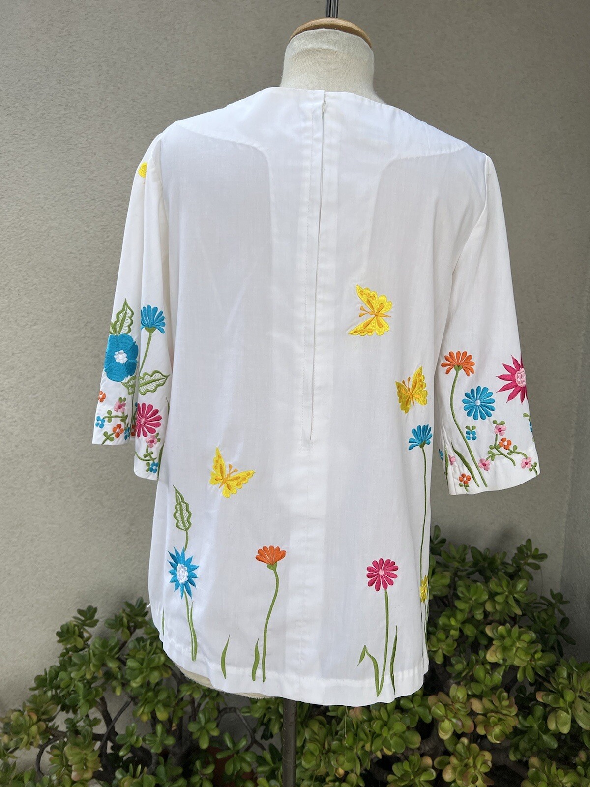 Vtg Boho Top Chuchi embroidered Colorful floral white Size Small