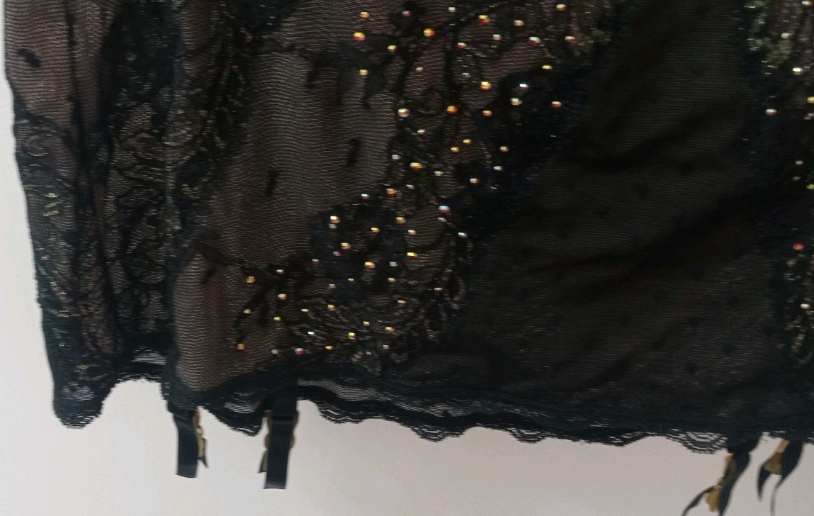 Victoria’s Secret Lace w/Glitter Panties V string Black Garter Belt/Size L/ NWT