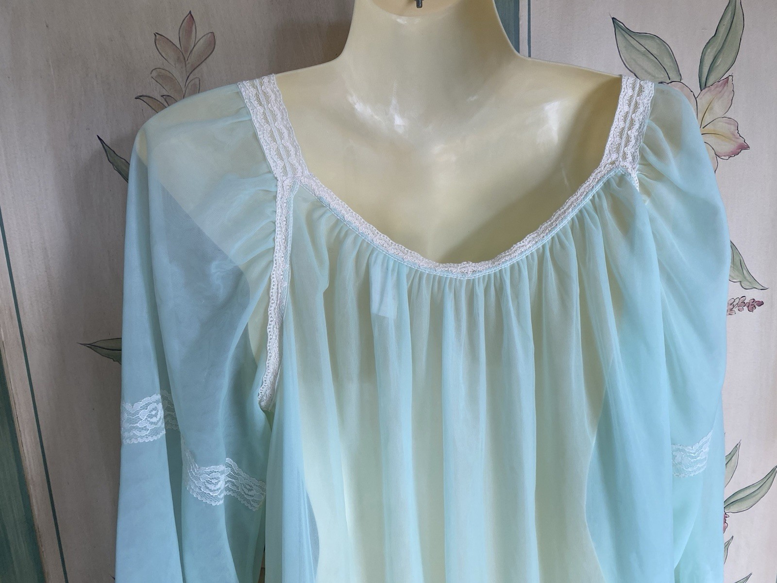Vtg 1960s to 1970s Slumber Suzy „Dreamwear” peignoir robe Mint Floral Embroidery
