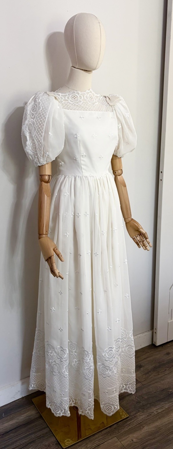 VTG 60s 70s Alyce Design’s Size 8 White Embroidered Long Dress Wedding Formal