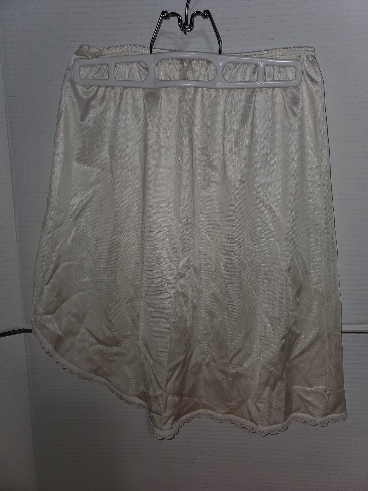 Warners Perfect Measure Small White Lace Trim Skirt Slip Lingerie 19″long 7″slit