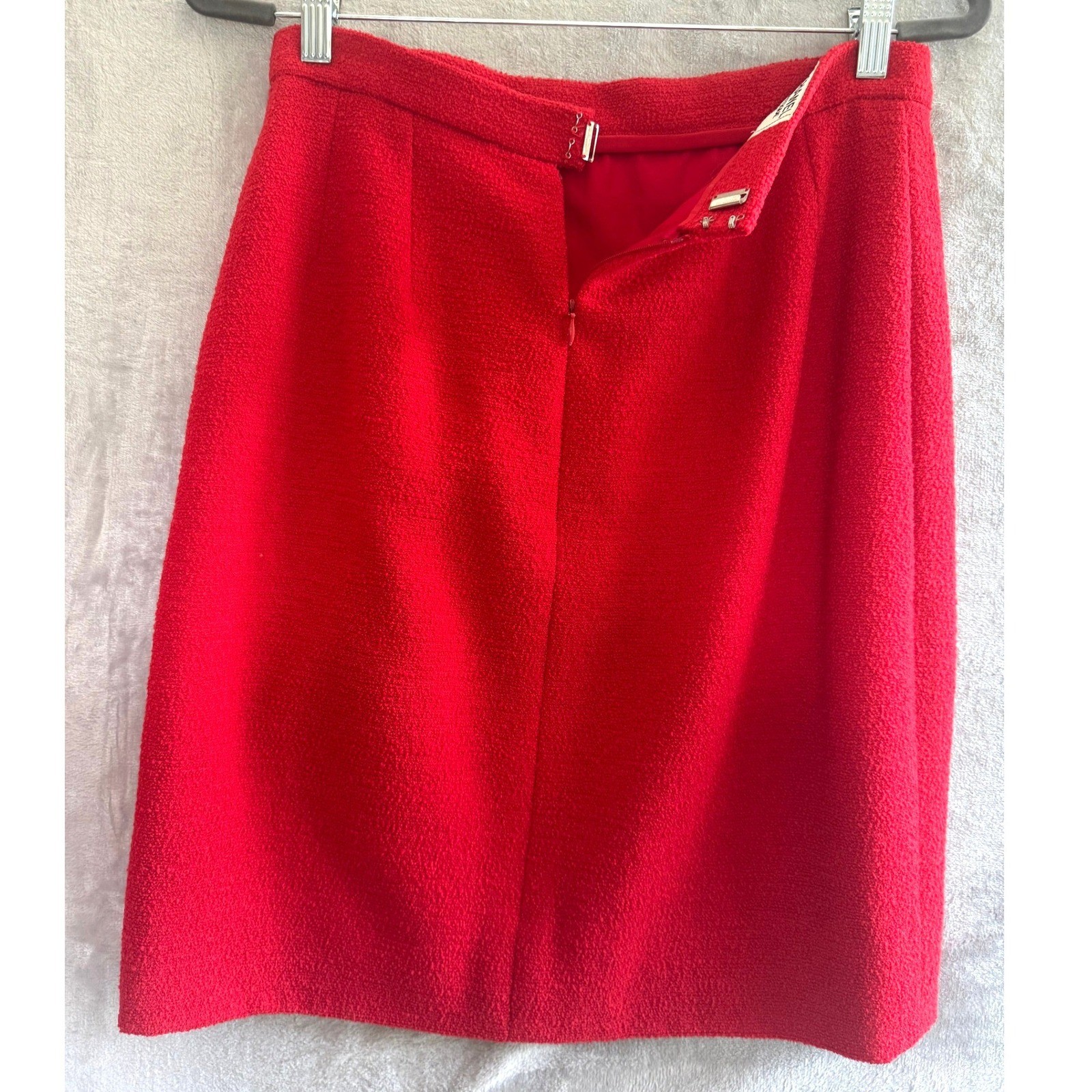 Chanel Boutique Vintage Red Wool Boucle Tweed Skirt Suit CC est size FR 42 US 10