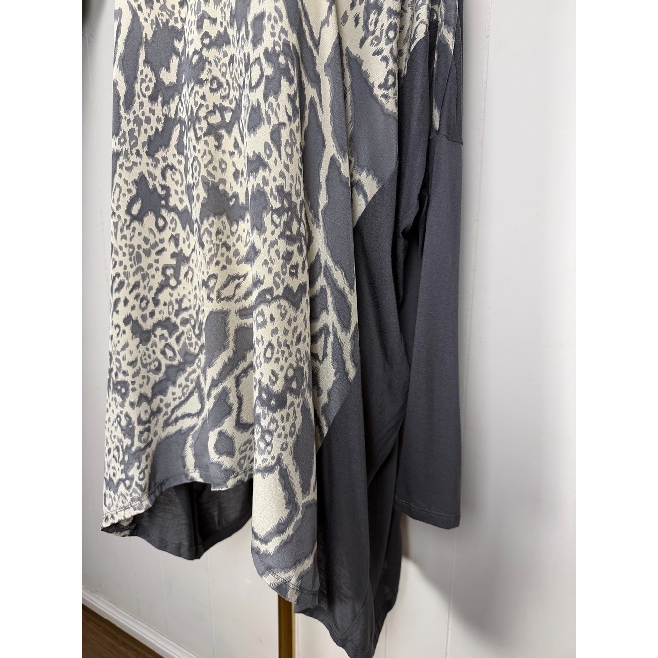 Biya V-Neck Flowy Modal Tunic Top Animal Abstract Print Size Large