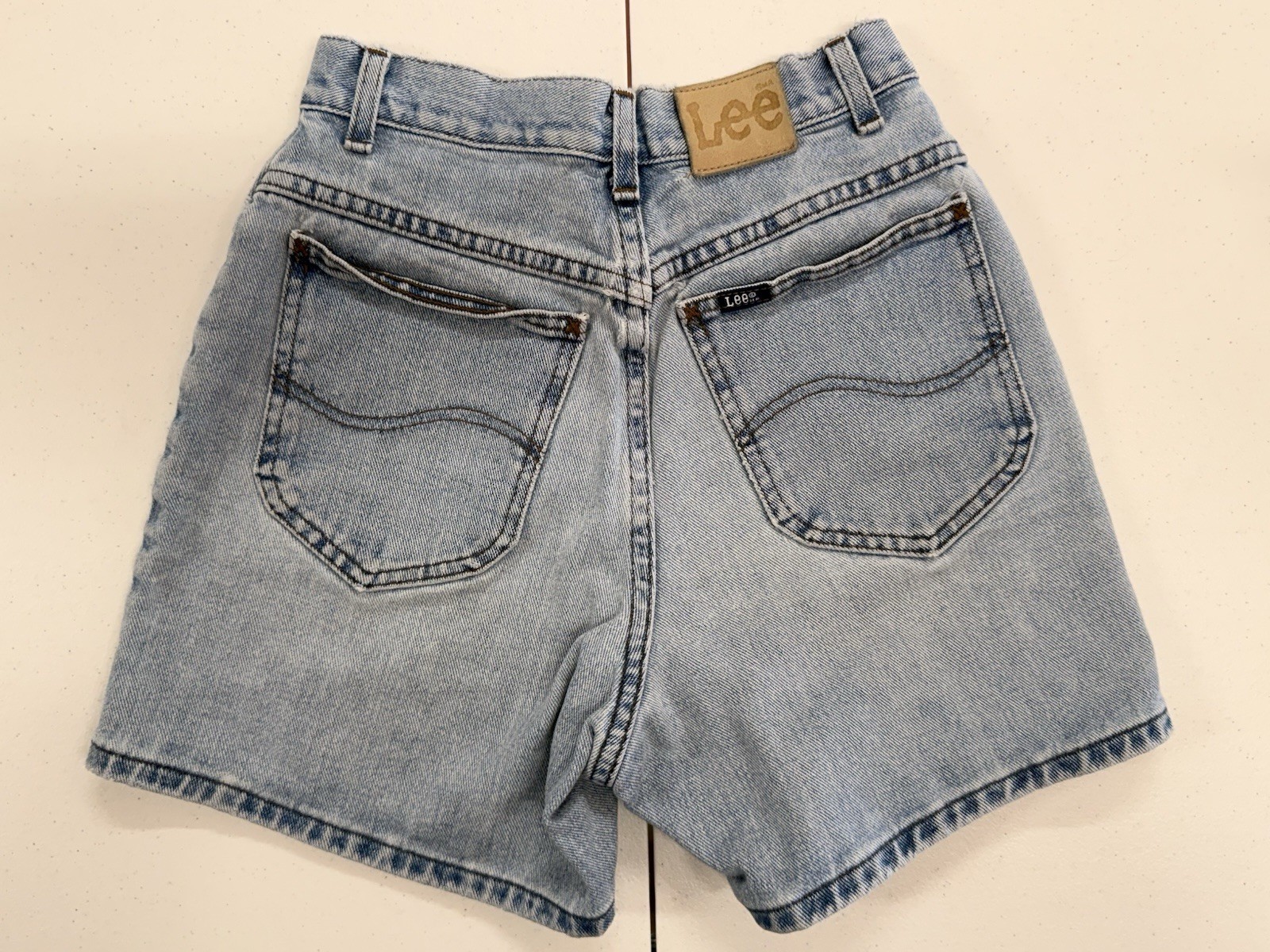 Vintage Lee Womens High Waist Denim Shorts Blue Light Wash Mom Jean Sz 23