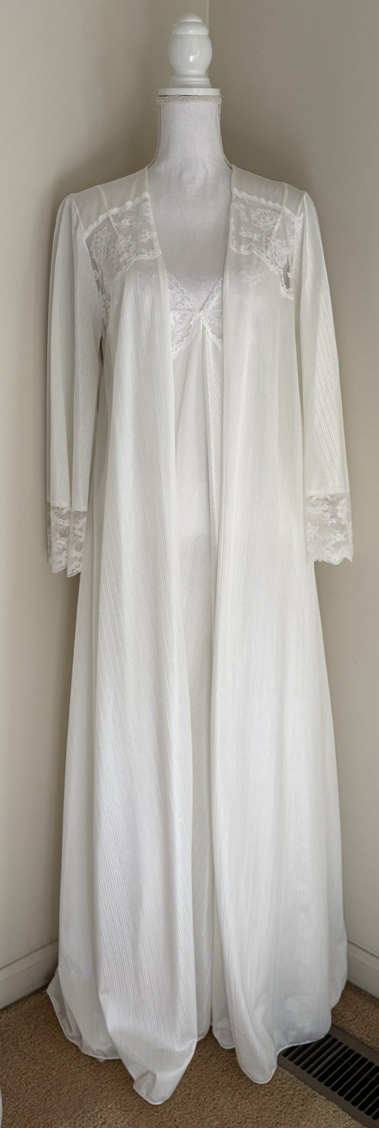 Vintage Miss Elaine 70s 2 pc white peignoir nylon set Gorgeous! Fits Like Size M