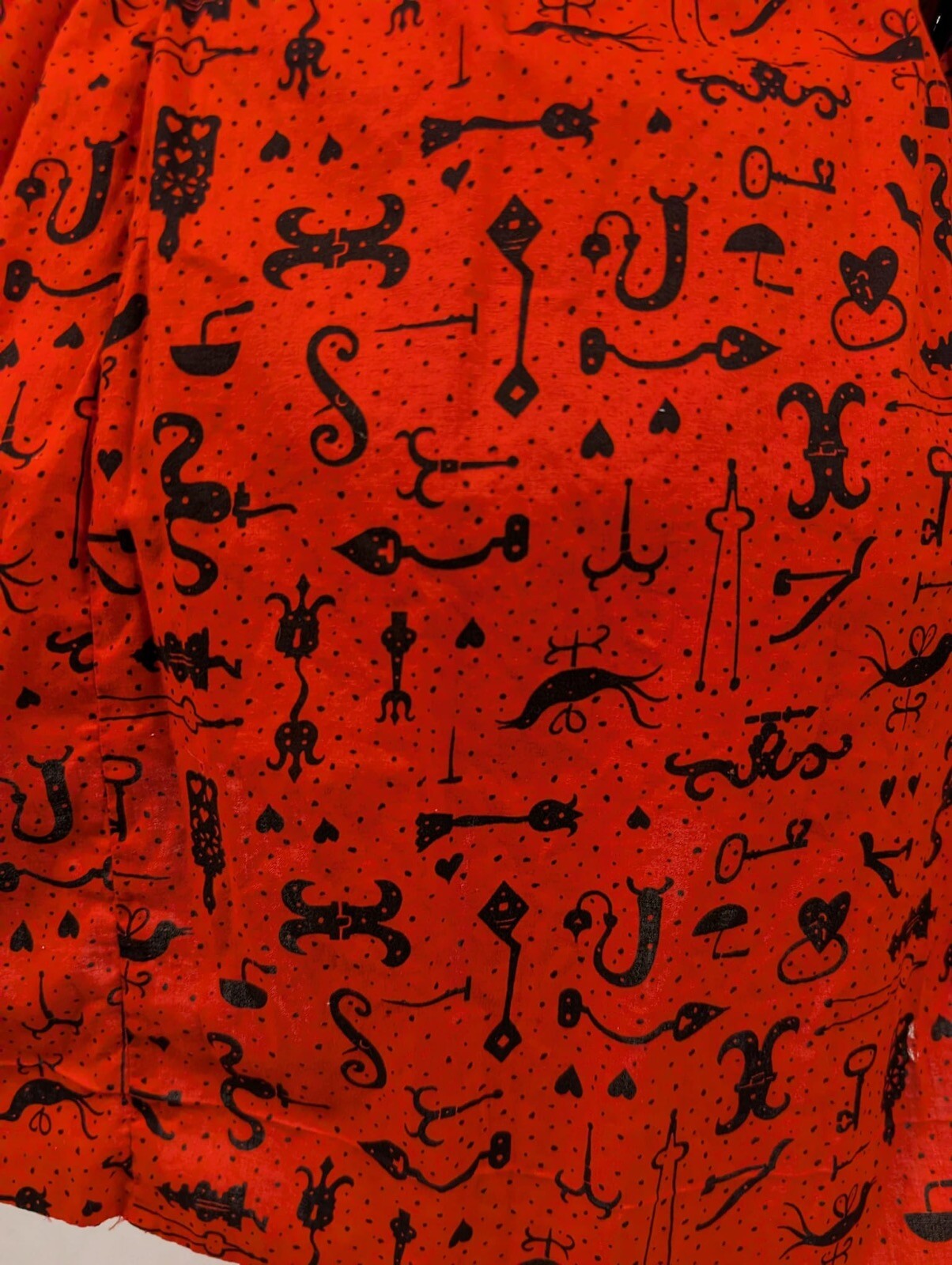 VINTAGE 1950’S RED COTTON SKIRT W 18TH C CAST IRON PRINT W HEARTS + KEYS