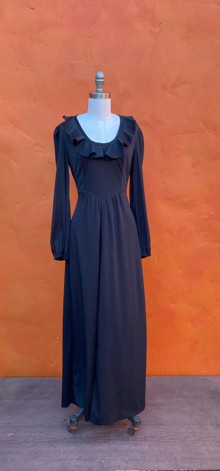 Dark Romantic Vintage 1970s Black Maxi Dress – Ruffle Collar Goth Gothic Witchy