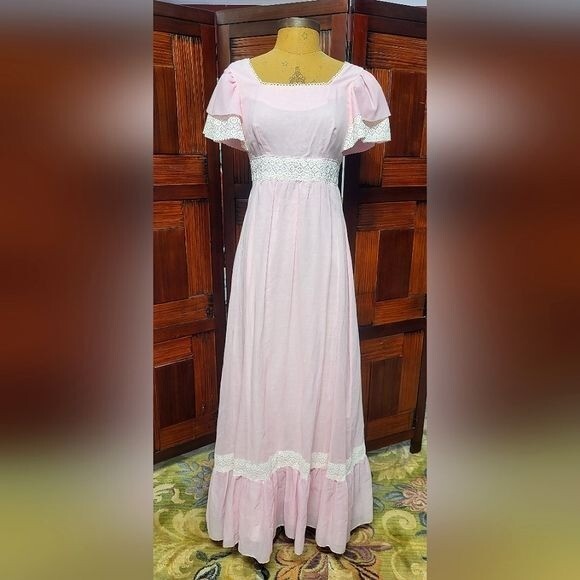 Woman’s Vintage Candi Jones California Light Pink w/ White Lace Maxi Dress 1970s