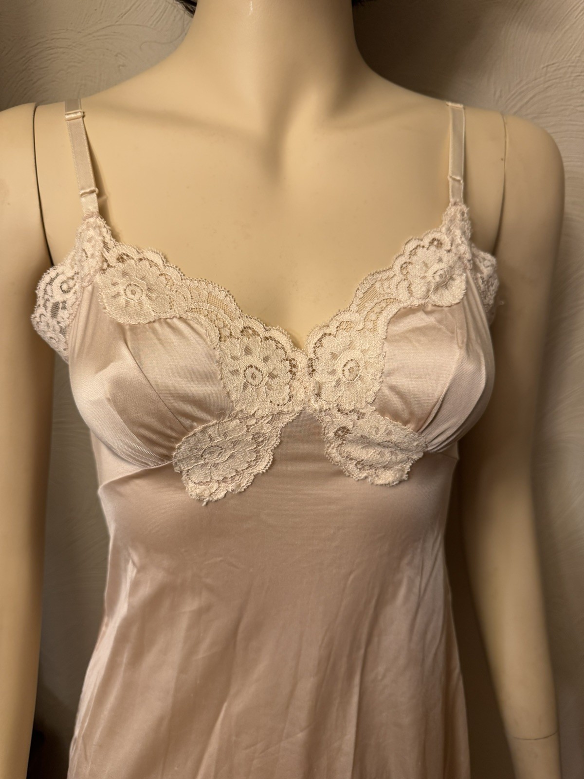 vtg 70s VASSARETTE BEIGE NYLON LACE BUST full slip nightgown size 32 L