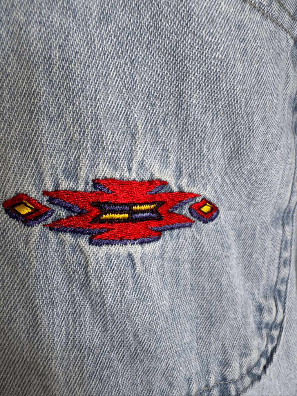 Women’s 90s vintage denim 100% cotton button up southwestern tribal embroidered