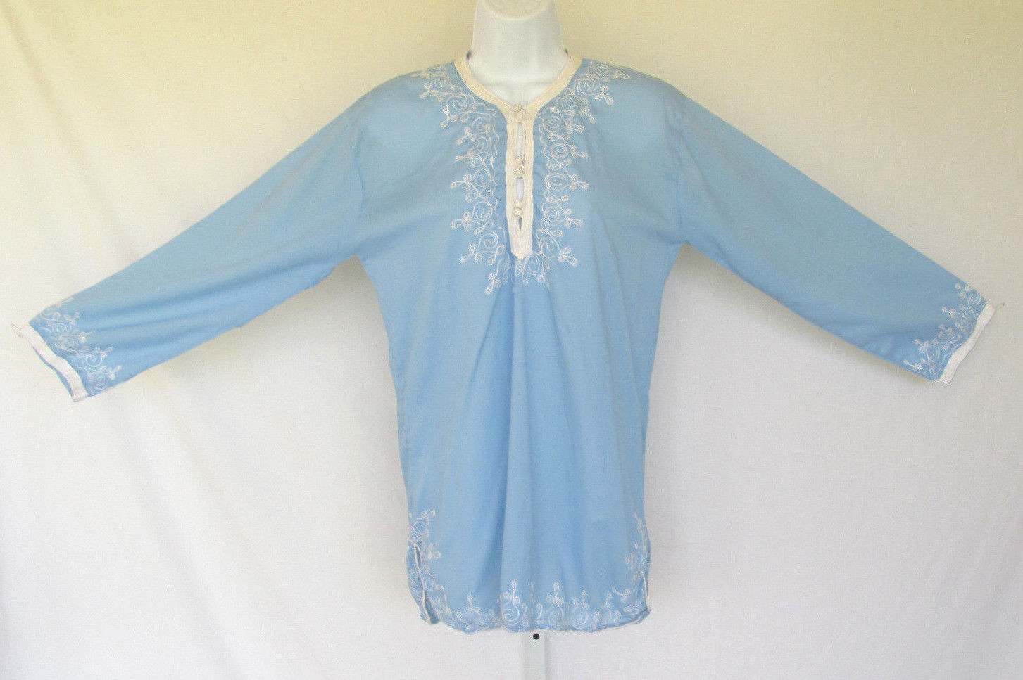 VINTAGE 1960s EMBROIDERED TOP BLUE WHITE FROG BUTTONS POLY COTTON LINEN