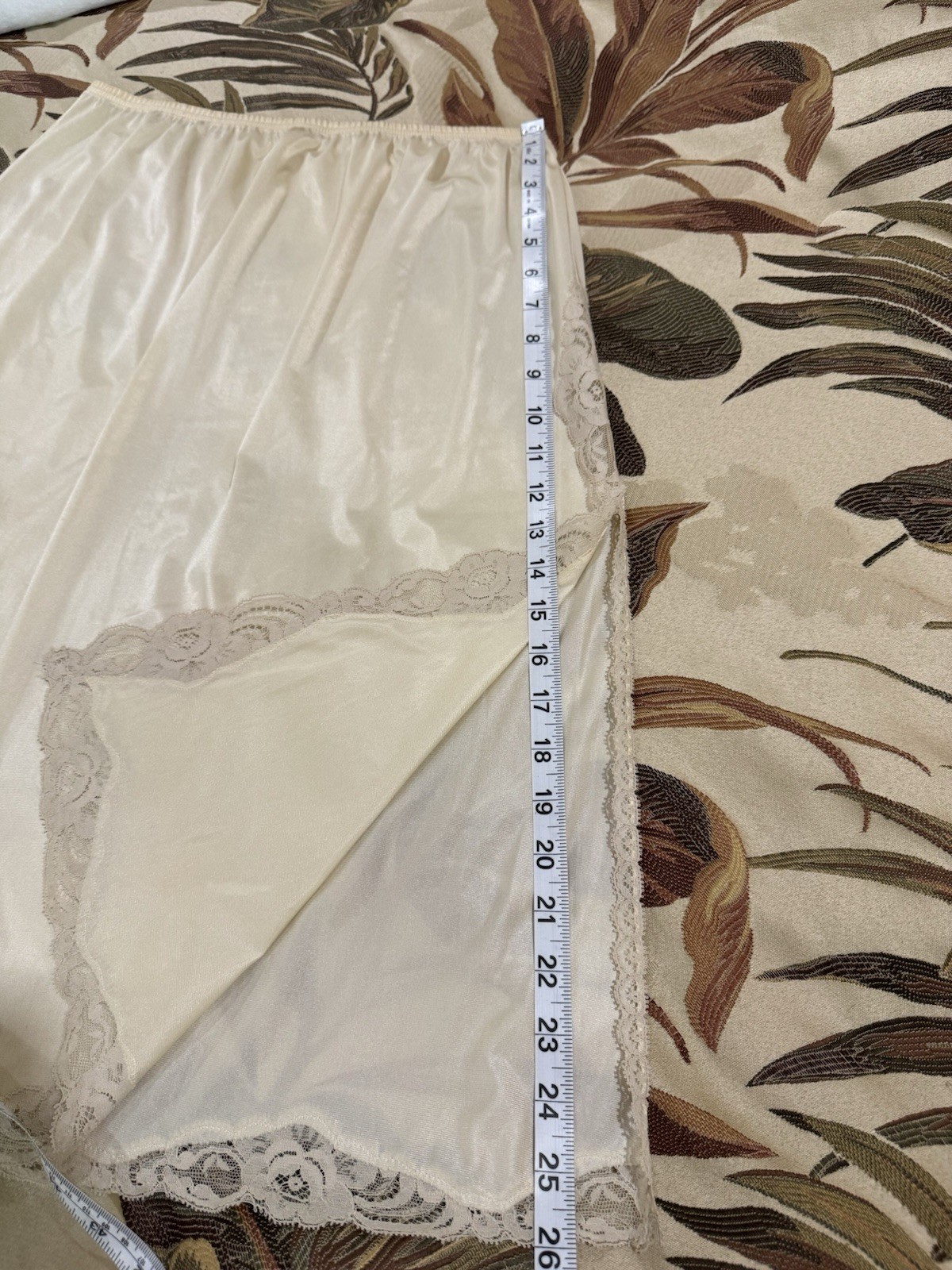 Vanity Fair Ivory Lace Half Slip Size M 26” Long Side Slit