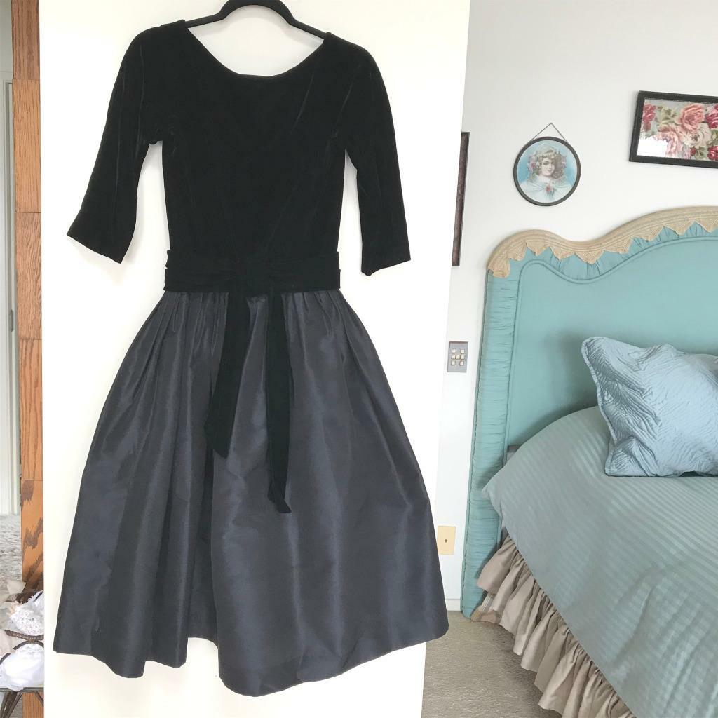 Darling Vintage SUZY PERETTE Dress ~ Black Velvet and Tafetta ~ 1950s