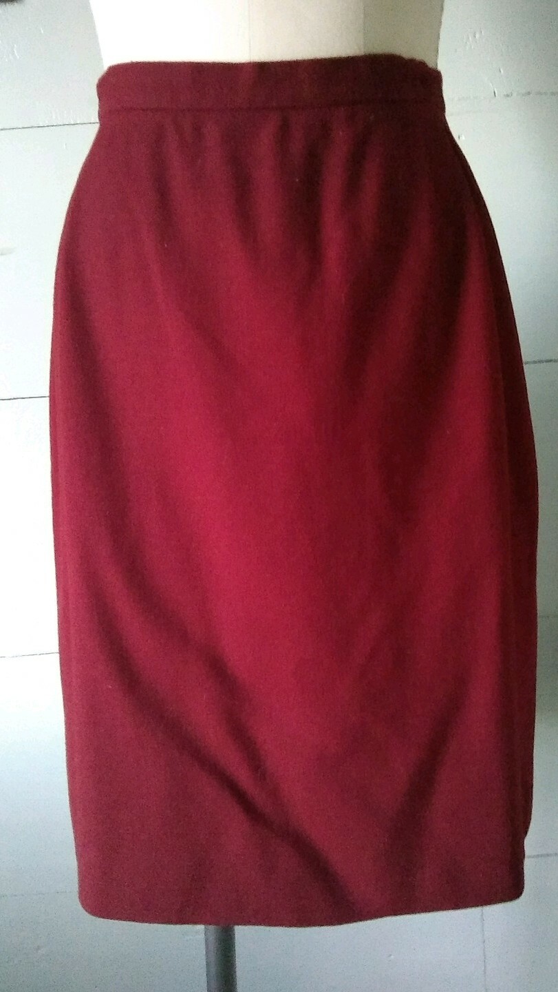 Liz Claiborne Vintage Wool Crepe Skirt Size 12 Red Back Zip and Slit 30″ Waist