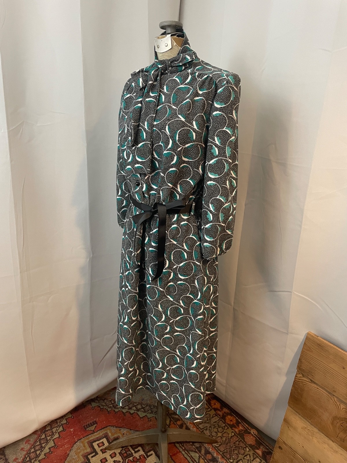 Graphic Dress Pussy Bow Black White Green Ribbons 1970s Vintage Earth Angel M