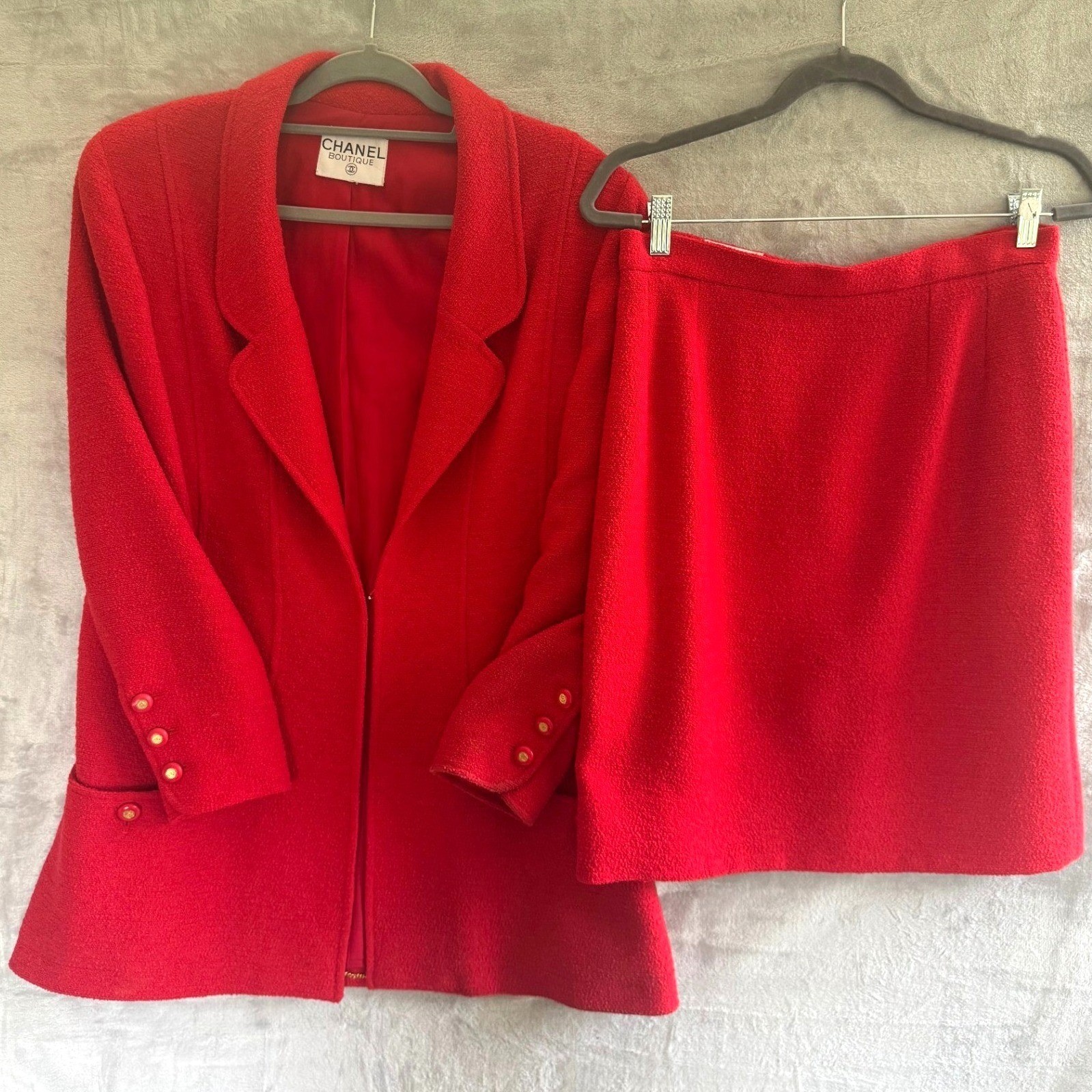 Chanel Boutique Vintage Red Wool Boucle Tweed Skirt Suit CC est size FR 42 US 10