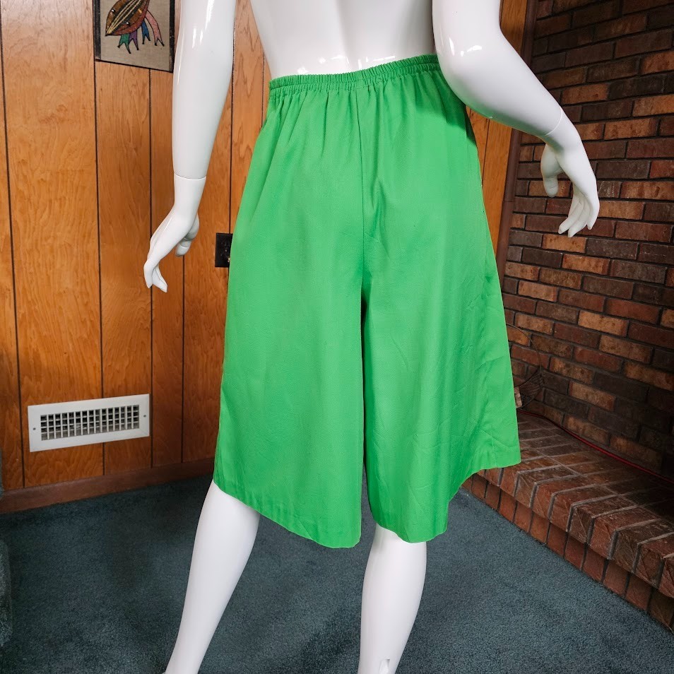 Vintage 1960s Hippie Novelty Tulip Applique Pocket Culotte Gaucho Shorts S/M