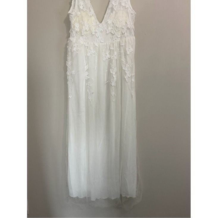 White Lace Applique Tulle Maxi Dress V-Neck Sleeveless Floral Bridal Gown