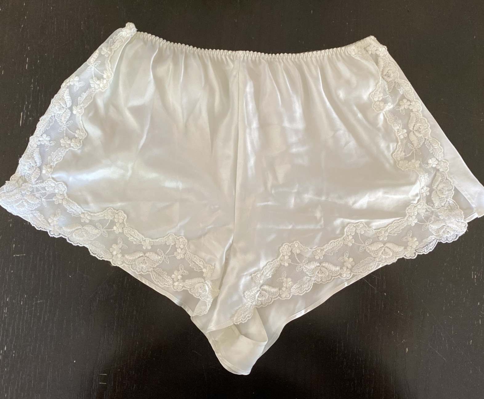 Vintage VICTORIA’S SECRET LACE SATIN SEXY wide tap sleep shorts Sz M FLAW