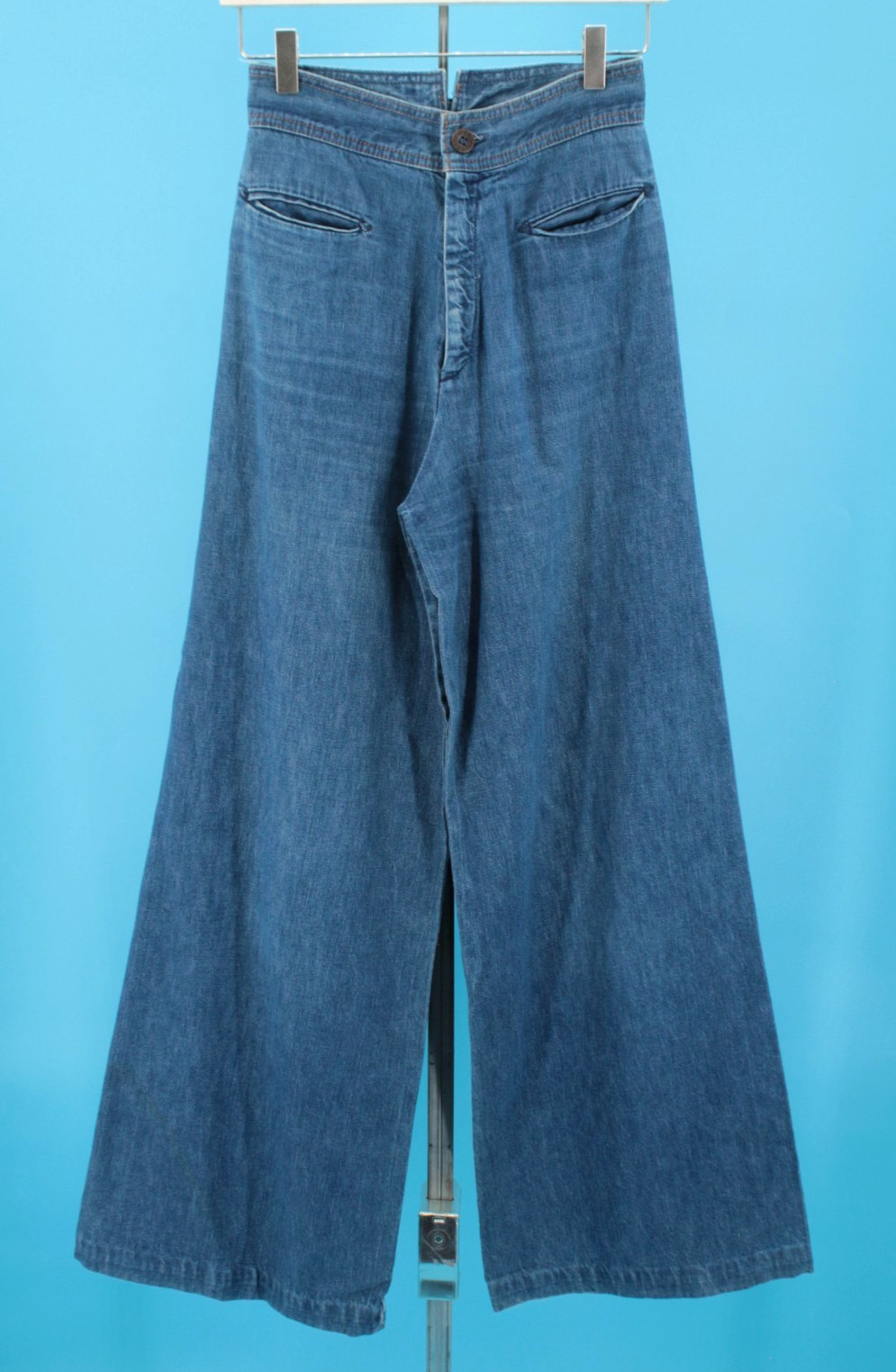 VTG Women’s 70s Levi’s Denim Buckleback Bellbottom Jeans Sz 26″ 1970s