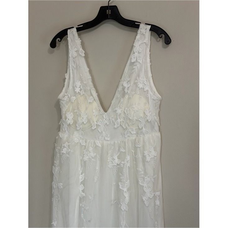 White Lace Applique Tulle Maxi Dress V-Neck Sleeveless Floral Bridal Gown