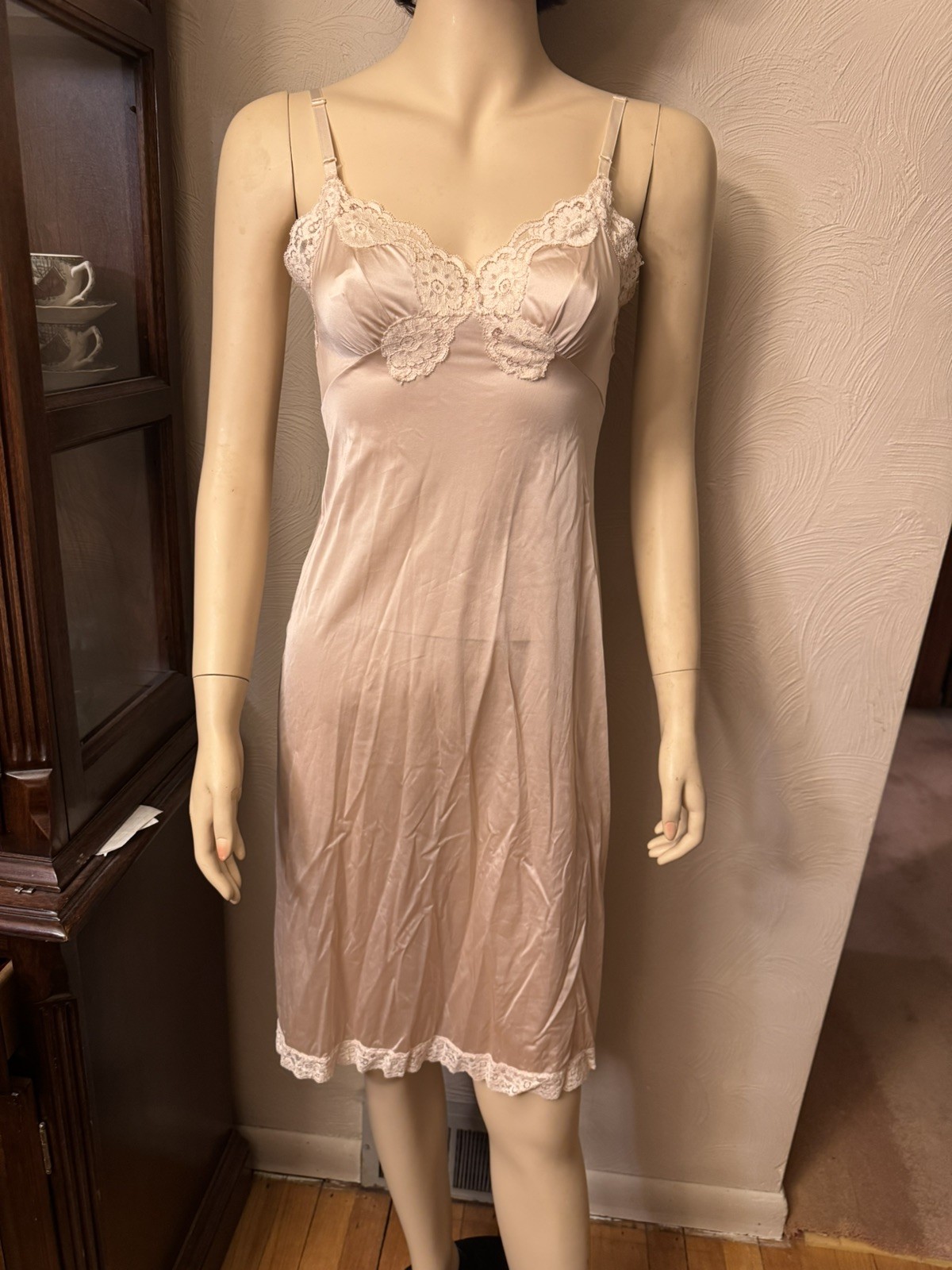 vtg 70s VASSARETTE BEIGE NYLON LACE BUST full slip nightgown size 32 L