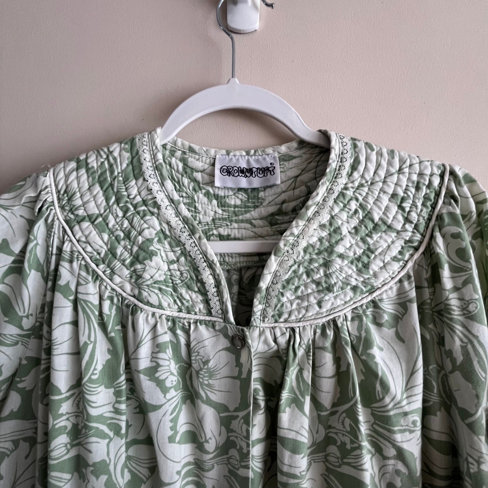 Vintage Crowntuft House Dress Green Floral Quilted Smocked Duster Robe Pockets