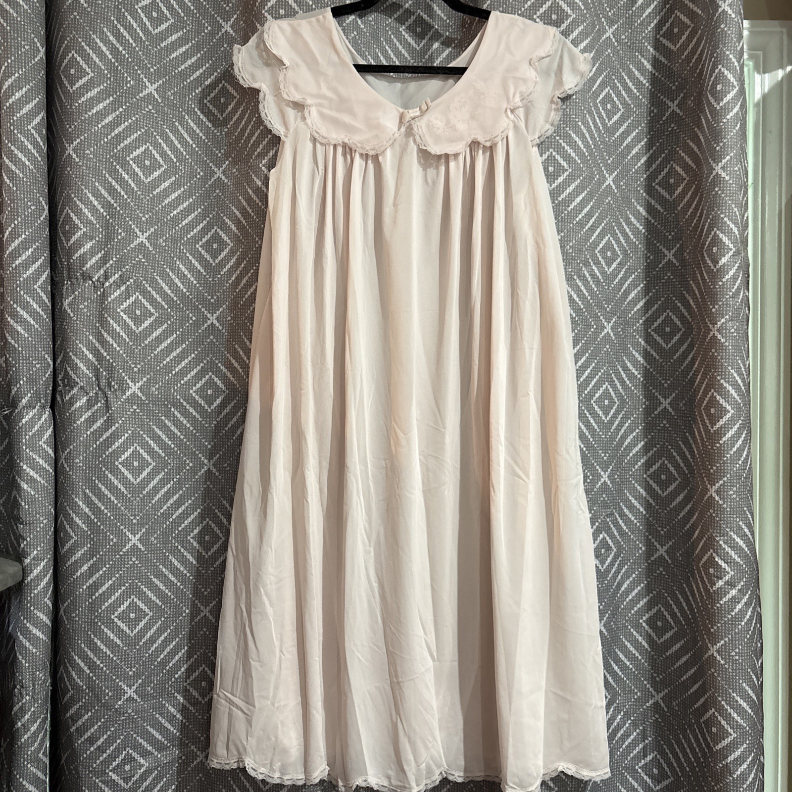 Vintage Women’s Capped Sleeve Pale Pink Nightgown Size L by Shadowline