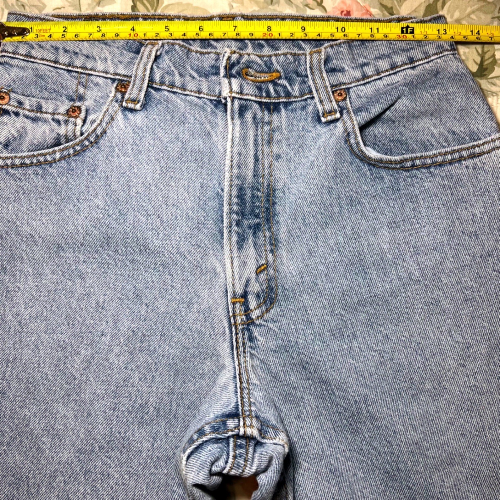 Size 26″ 1991 Levi 550 Relaxed Fit Tapered Leg Light Wash Vintage Jeans