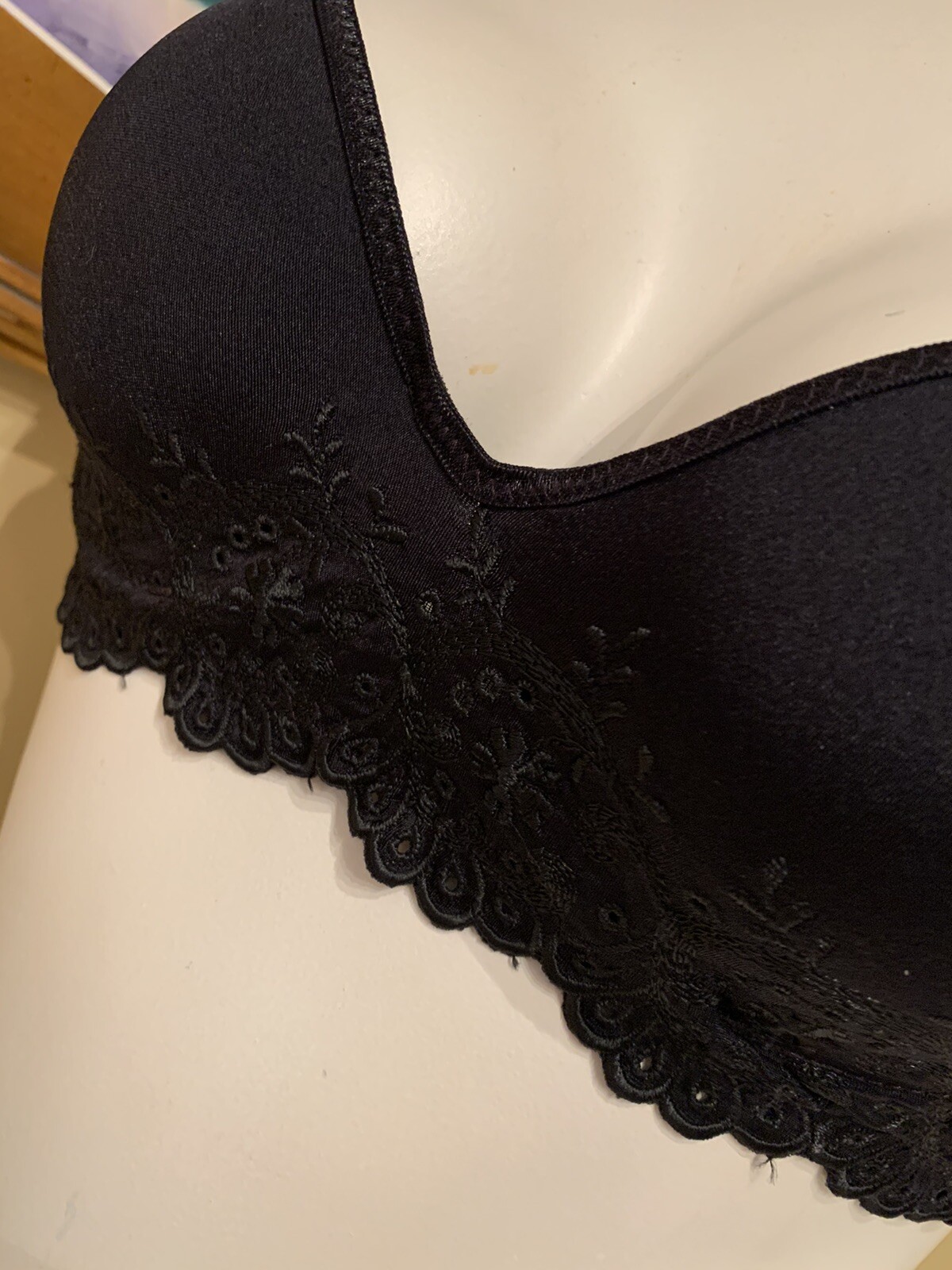 VINTAGE OLGA ~ BLACK SATIN SIMPLY PERFECT EMBROIDERED UNDERWIRE BRA ~ SIZE 32B