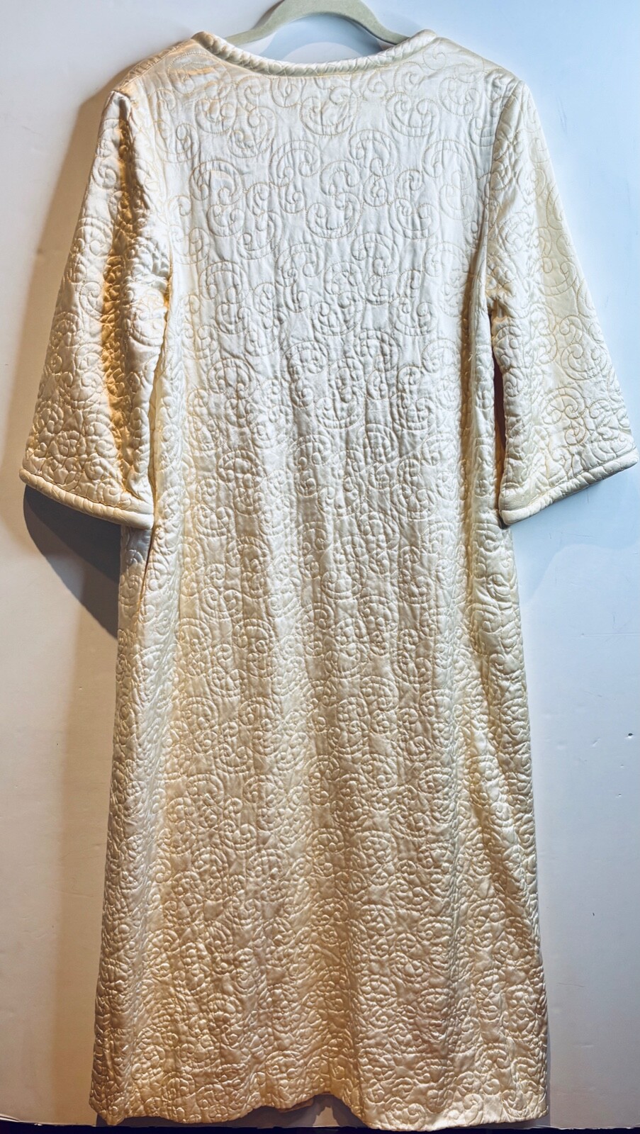 EUC*VTG 50’S-60’S SATIN SOFT LIGHT YELLOW SWIRL QUILTED HOSTESS LOUNGE ROBE*S/M