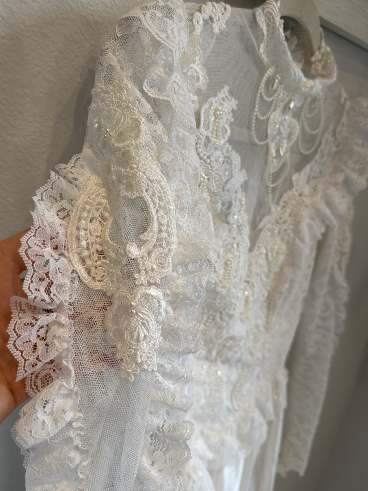Vintage Bridal Gown Wedding Dress – White- Lace- Beautiful Detailing Medium 6-8