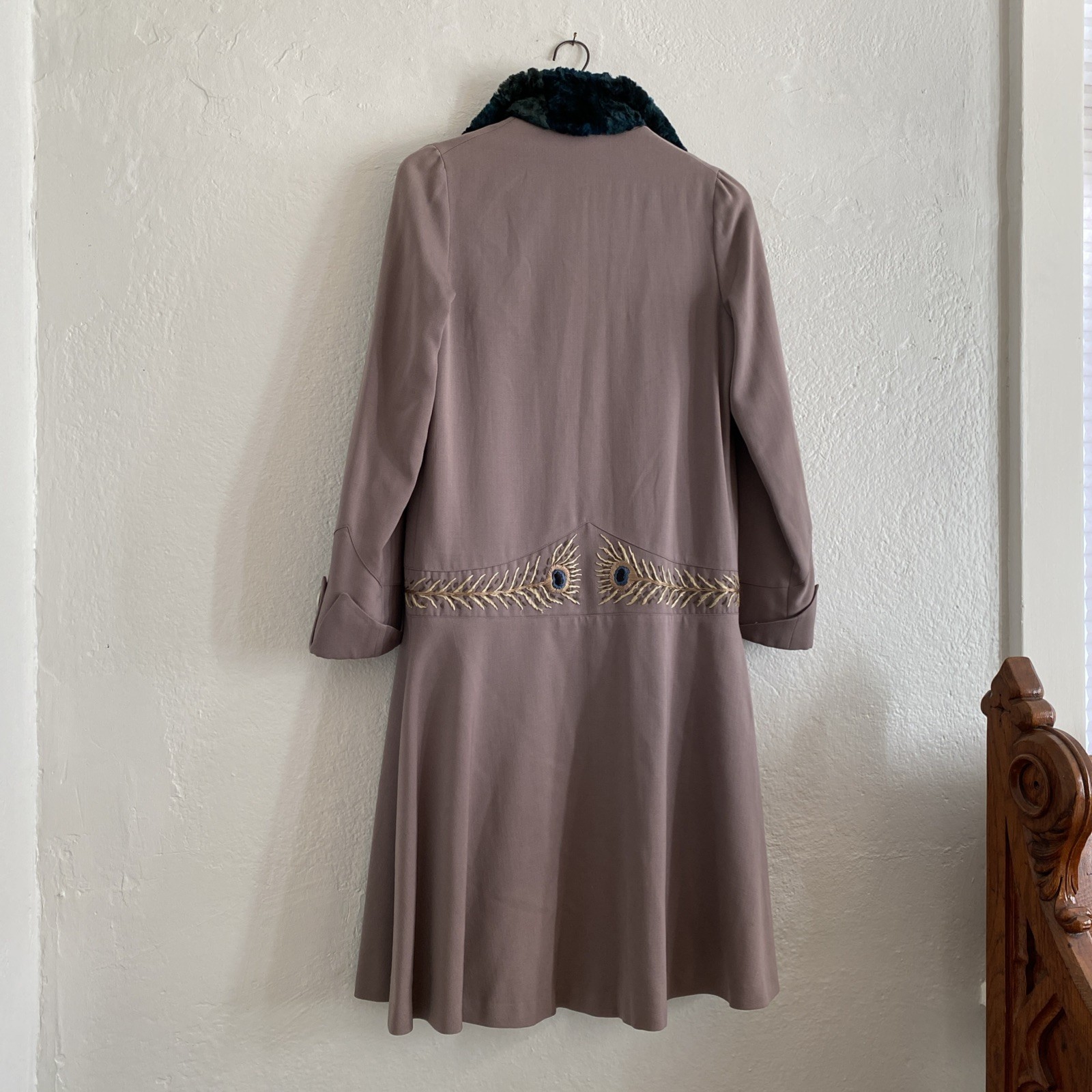 Vintage 20s Silver Plumb Peacock Lamé Embroidered Fur Collar Silk Lined Coat M