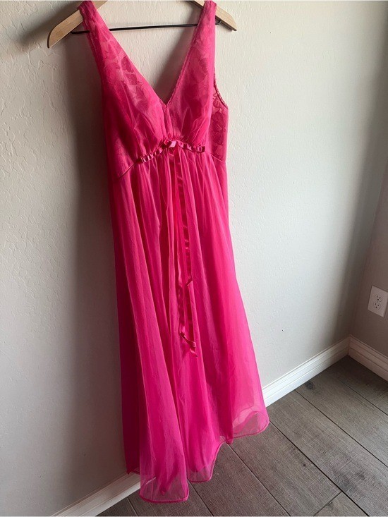 VTG 32 Vanity Fair Pink Glamour Sheer Floral Overlay Chiffon Nylon Nightgown