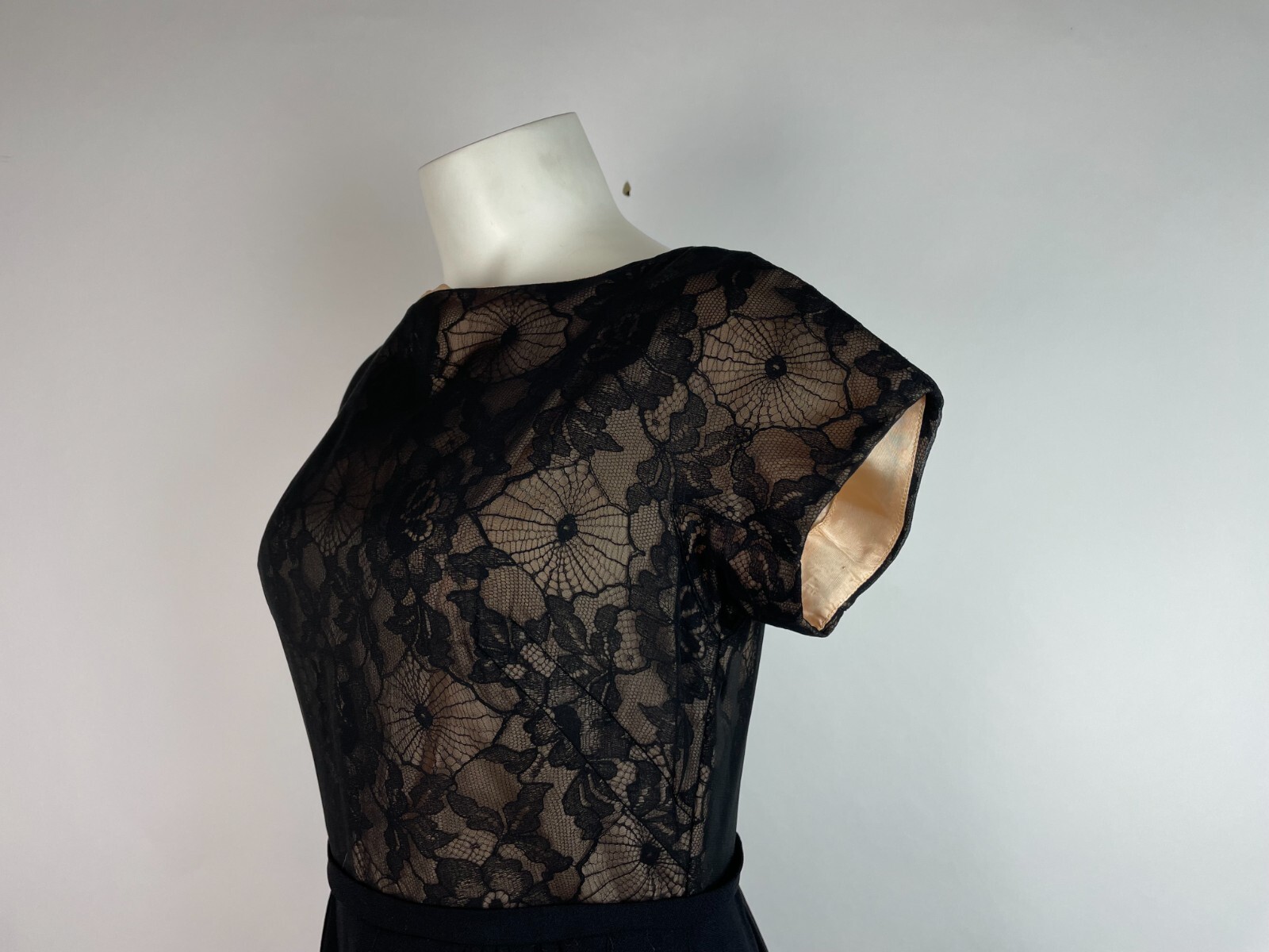 1950’s VTG. BLACK LACE Elaine Terry CREPE short sleeve dress 32″ Bust