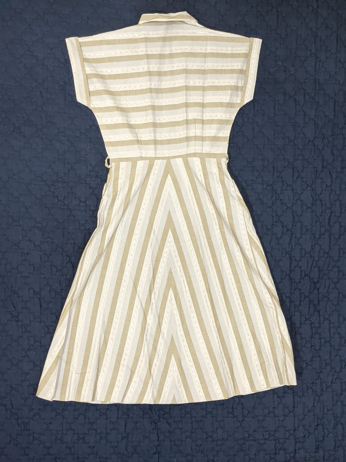Vintage Striped Shirt dress 100% cotton Buttonfront 70s does 40s housedress