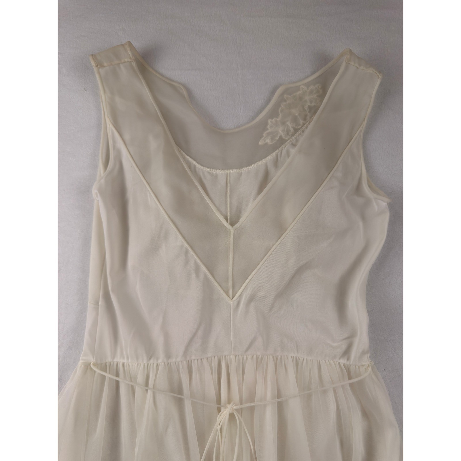 Vintage Shadowline Ivory Nylon Lace Nightgown Scalloped Hem Sleeveless White 32